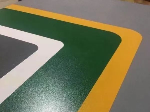 地下停車場無振動防滑坡道施工流程分享，地下車庫水性防滑坡道